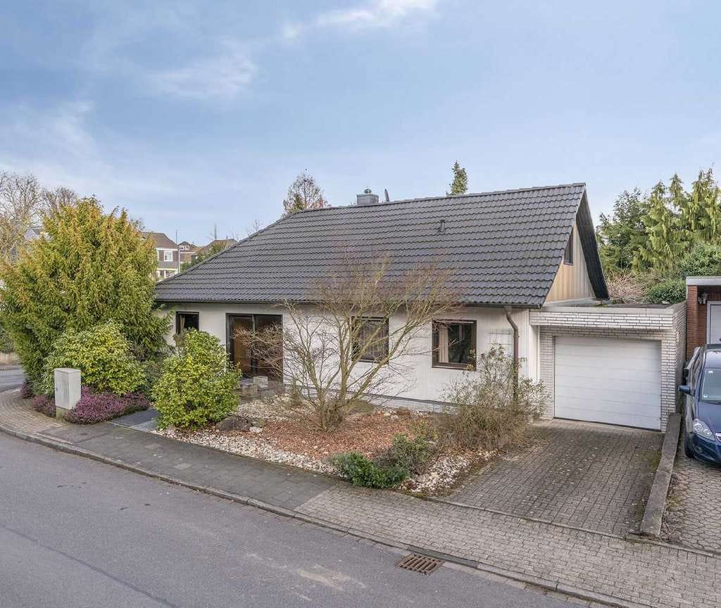 Immobilie in Ratingen - Freistehendes Einfamilienhaus mit Doppelgarage und großzügiger Wohnfläche in Rating - Bild 0