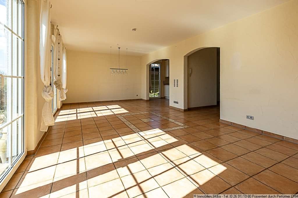 Immobilie in Wershofen - Tolle Aussicht in ruhiger Lage mit stilvoll angelegtem Garten - junges, energieeffizientes Wohnhaus - Bild 3