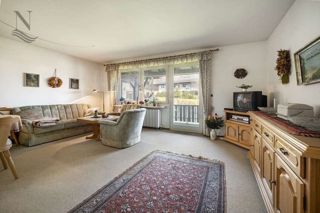 Immobilie in Grabenstätt - Charmante 2-Zimmer-Wohnung mit großem Balkon & viel Gestaltungspotenzial in ruhiger Lage Grabenstätt - Bild 1