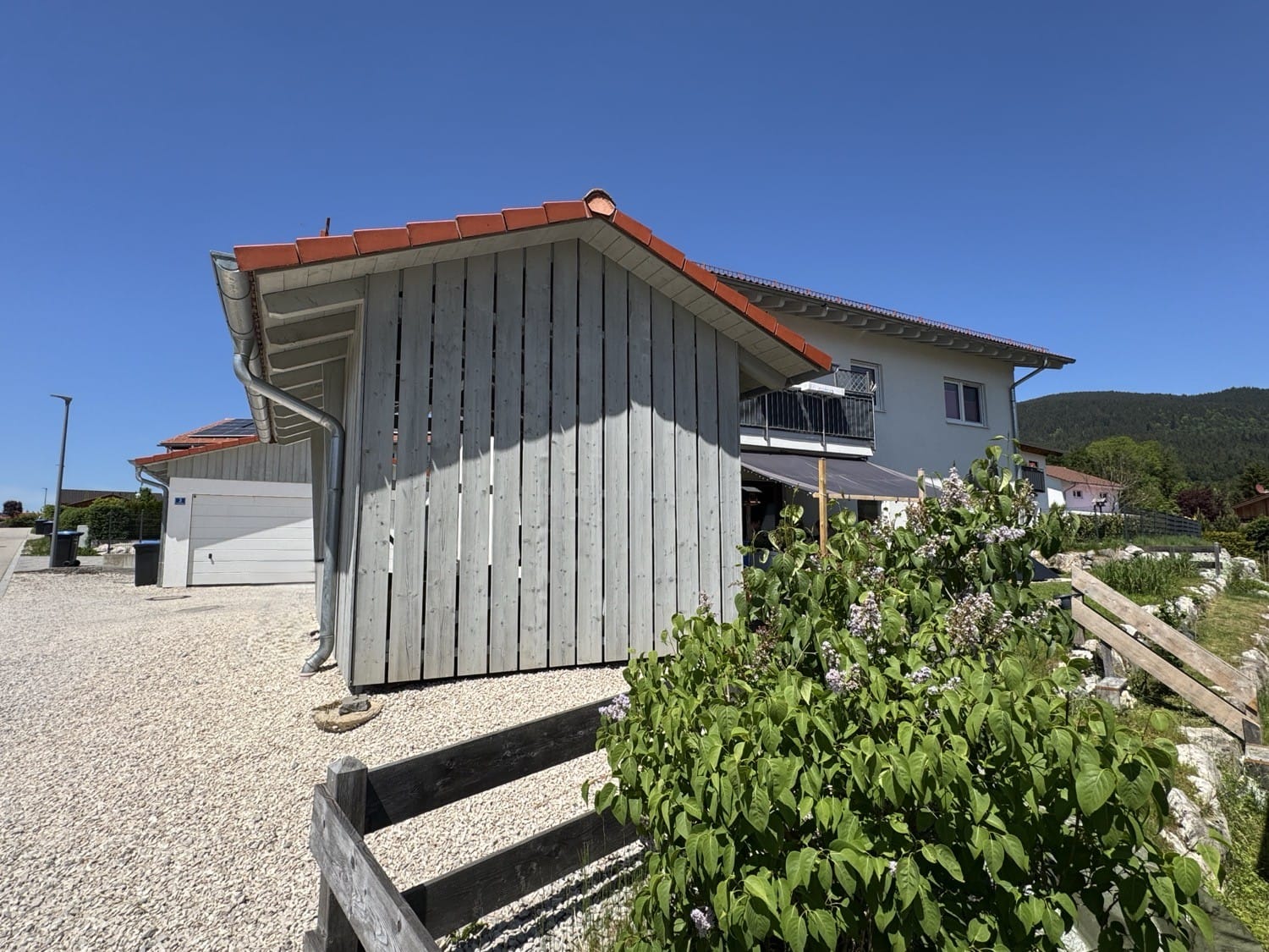 Immobilie in Inzell - Ruhig und sonniges, vermietetes Zweifamilienhaus (Fertighaus) mit Doppelgarage und Carport - Bild 3