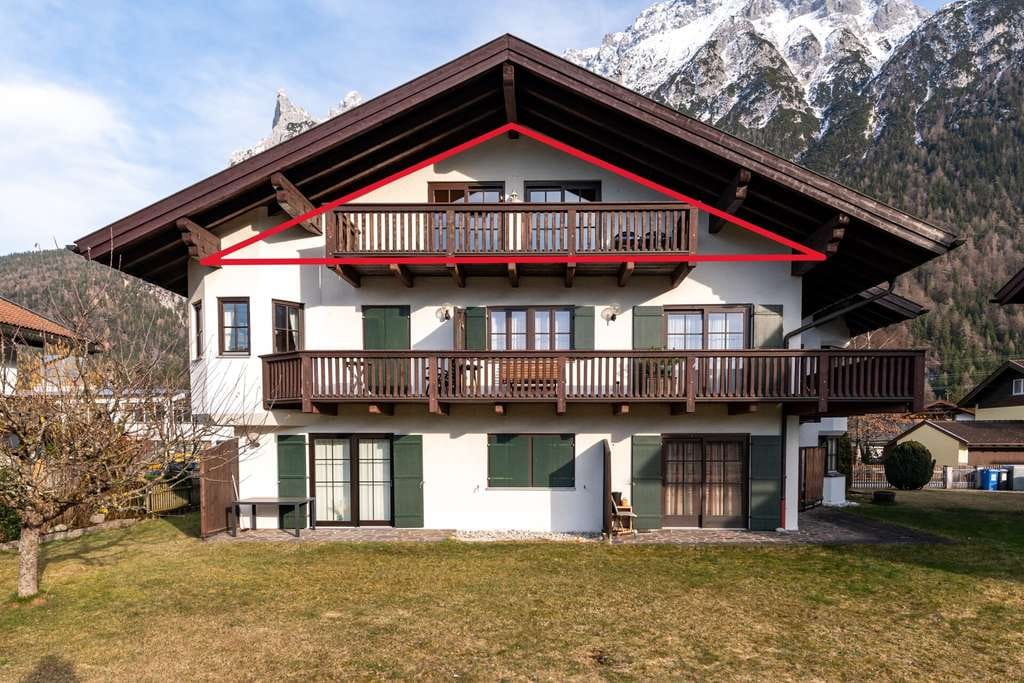 Immobilie in Mittenwald - 2-Zimmer-DG-Wohnung in Mittenwald mit Balkon & TG-Stellplatz, renovierungsbedürftig - Bild 0