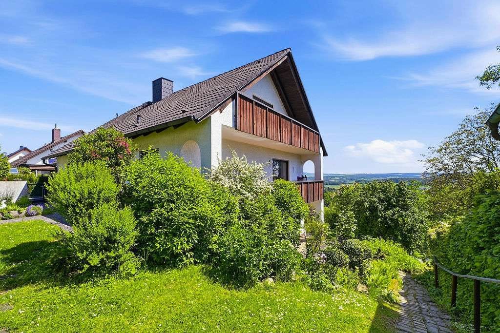 Immobilie in Emtmannsberg - Jeden Tag wie Urlaub – Wohnen mit Fernblick, Terrasse & Gartenparadies! - Bild 1
