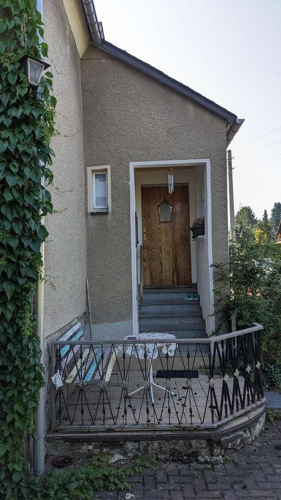 Immobilie in Falkenstein/Vogtland - Einfamilienhaus (Doppelhaushälfte) und Garagengebäude auf Grundstück - Bild 1