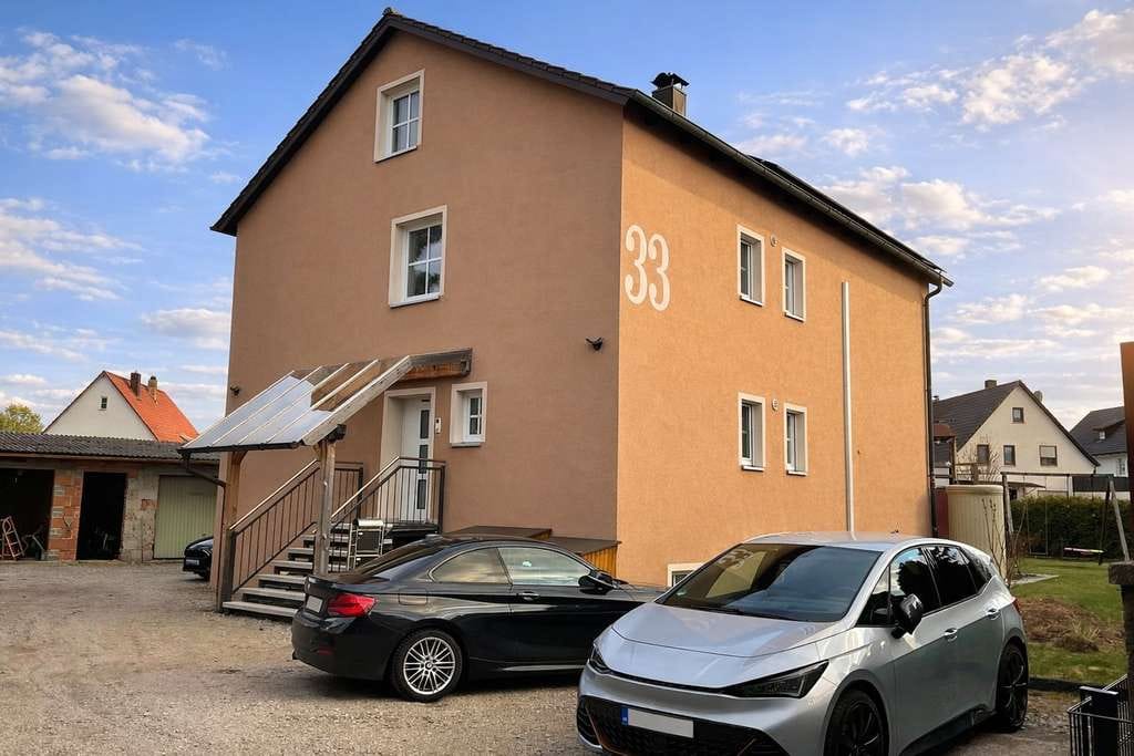 Immobilie in Schwarzenfeld - Modernisiertes Zweifamilienhaus mit PV-Anlage und großem Grundstück - Bild 0