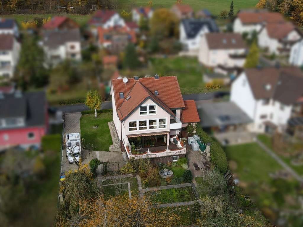 Immobilie in Eichenzell - Eichenzell-Lütter: großzügiges Mehrfamilienhaus mit tollem Garten – zum Selbstbewohnen und Vermieten - Bild 1