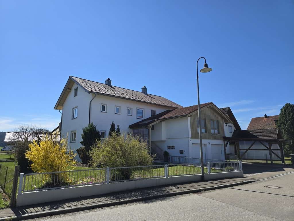 Immobilie in Markt Rettenbach - Gepflegtes 2-Fam.-Haus mit großem Grundstück in schöner Ortsrandlage von Markt Rettenbach! - Bild 0