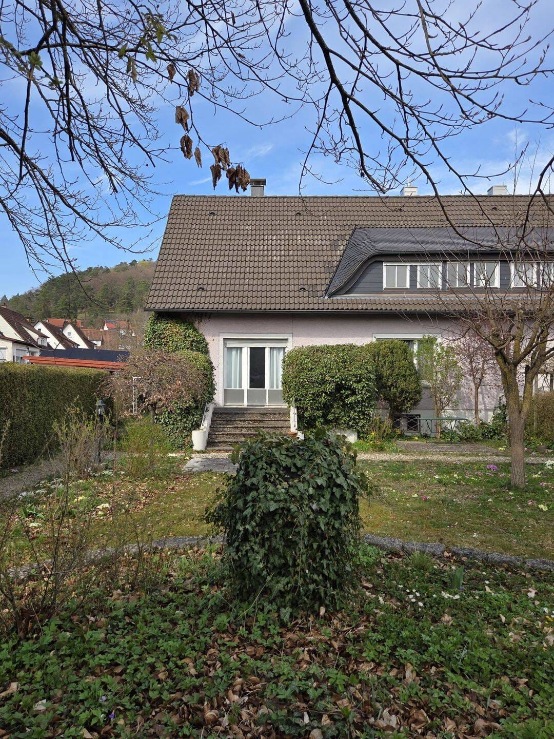 Immobilie in Schelklingen - Doppelhaushälfte mit großem Grundstück in Schelklingen - Sanierungsobjekt mit Potenzial - Bild 0