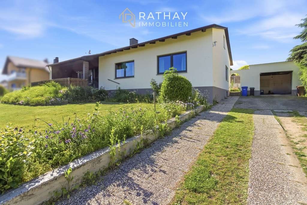 Immobilie in Langquaid - Charmanter Bungalow auf tollem Grundstück in Langquaid – viel Potenzial für Ihre Wohnideen - Bild 1