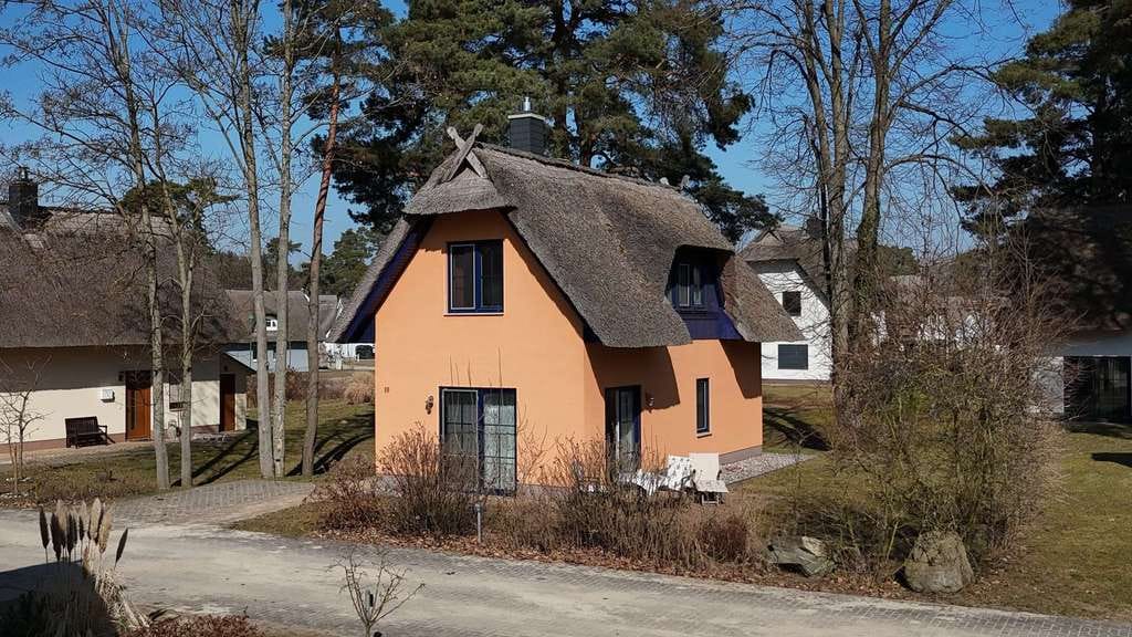 Immobilie in Zirchow - Insel-Idyll unter Reet: Modernes Komfort-Ferienhaus mit Kamin im Fischerdorf Zirchow - Bild 0