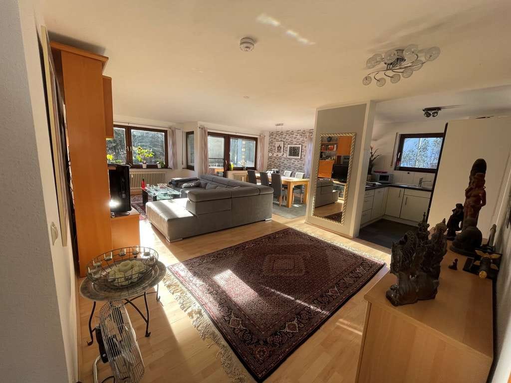 Immobilie in Weissach - Sie legen Wert auf ein großes Wohnzimmer? Zentral gelegene helle 3, 5 Zimmer-Wohnung OHNE MARKLER - Bild 0