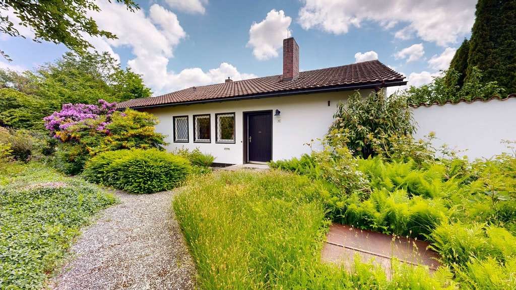 Immobilie in Neuburg am Inn - Einfamilienhaus mit Potenzial auf 1.919 m² Südhang-Grundstück in ruhiger Lage, Neukirchen a. Inn - Bild 1