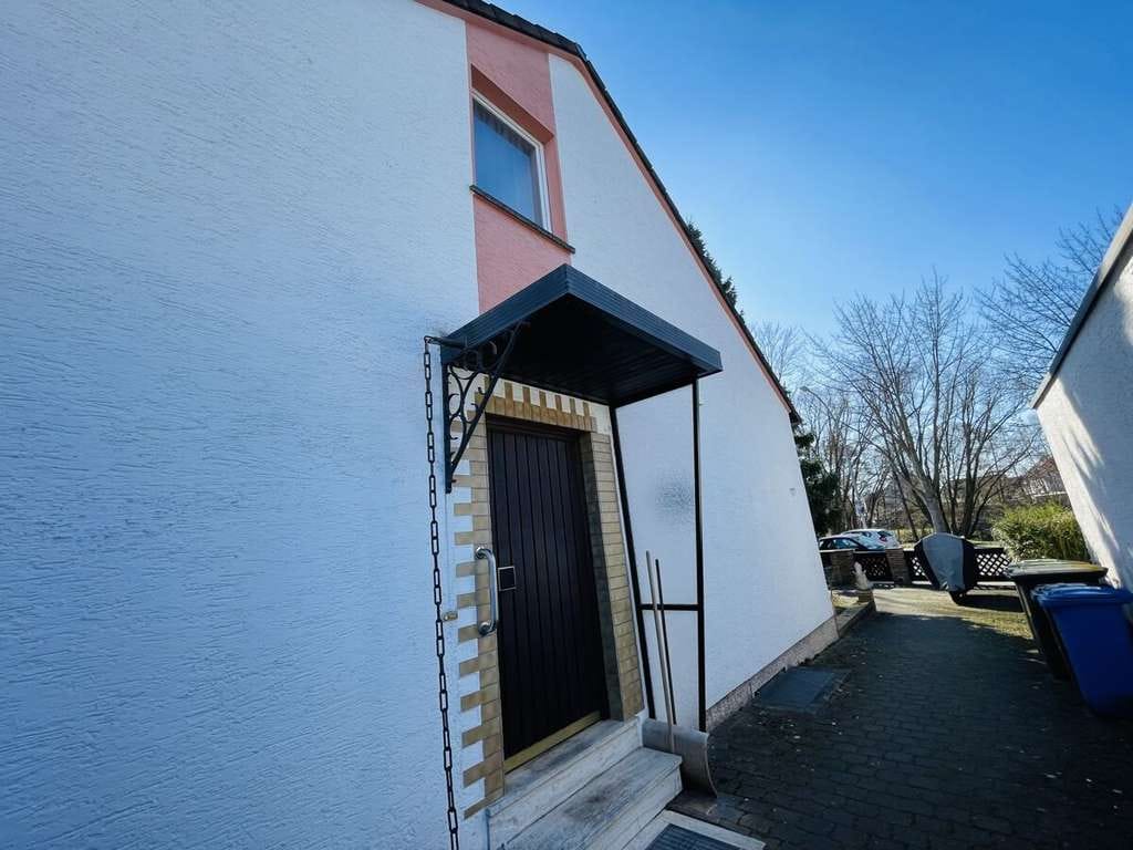 Immobilie in Raunheim - Zweifamilienhaus gelegen an der Kleingartenanlage in Raunheim - mit Erbpacht - Bild 1