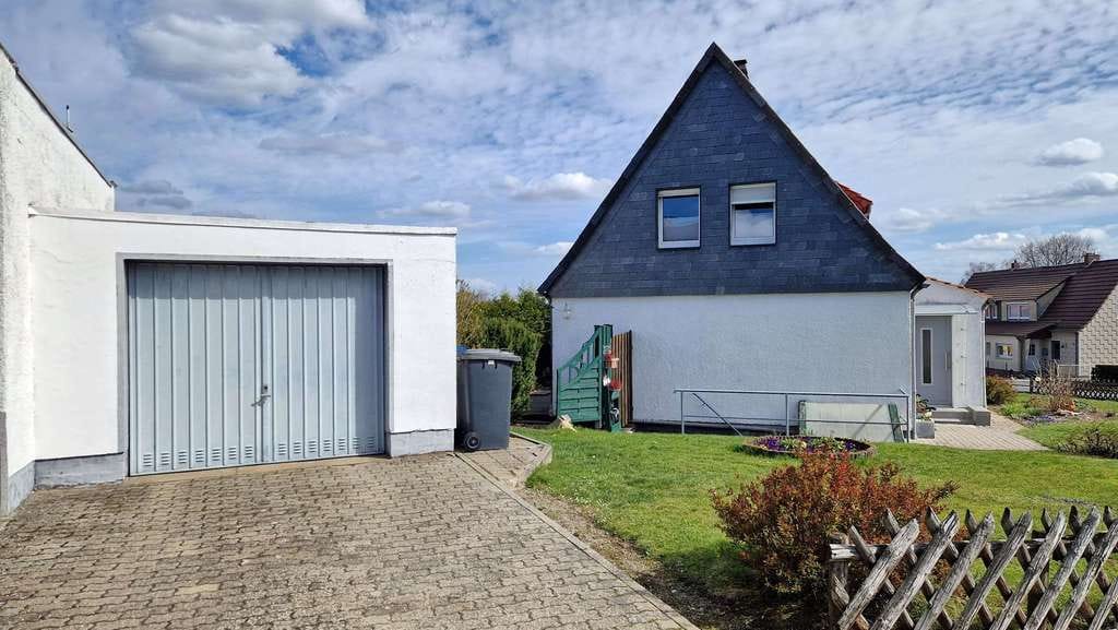 Immobilie in Schöningen - Mehr als vier Wände: Doppelhaushälfte mit Kamin & Gartenidylle in Schöningen - Bild 1