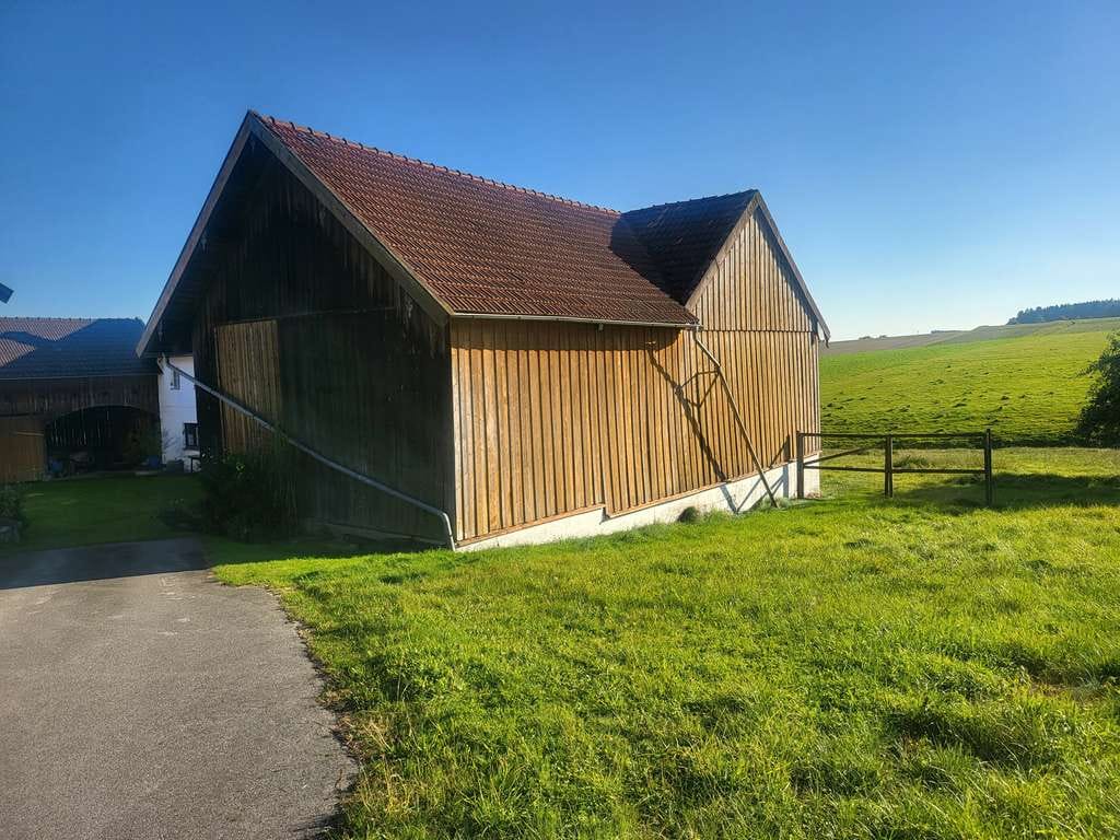 Immobilie in Haarbach - Seltene Gelegenheit! Alleinlage mit 10.000 m² arrondiertem Grundstück - Bild 3