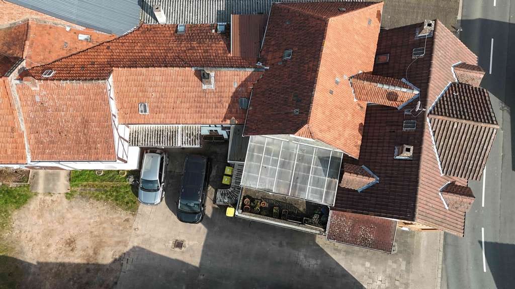 Immobilie in Hasselroth - MFH mit 2 Wohnungen + 2 Gewerbeeinheiten - 307 m² Fläche & Entwicklungspotenzial - Bild 1