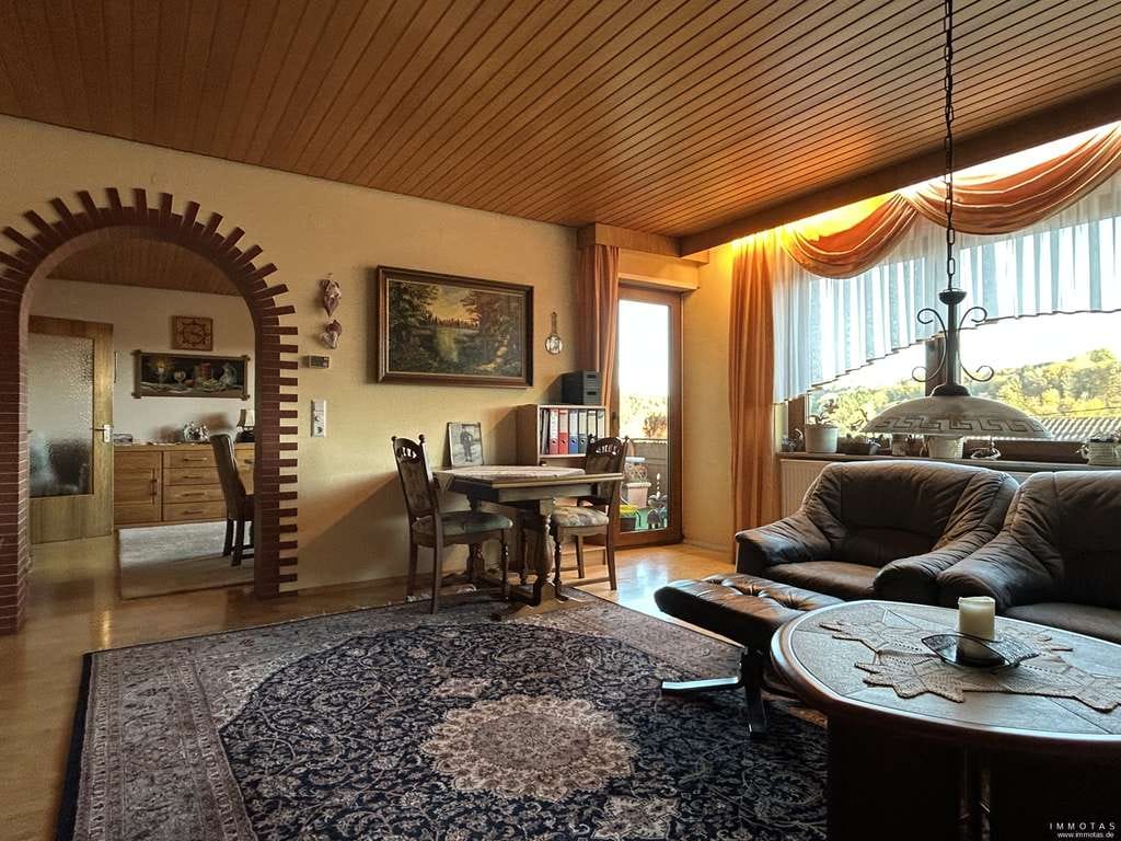 Immobilie in Lambsborn - Zwei- bis Dreifamilienhaus mit Garten und Garage - Bild 1