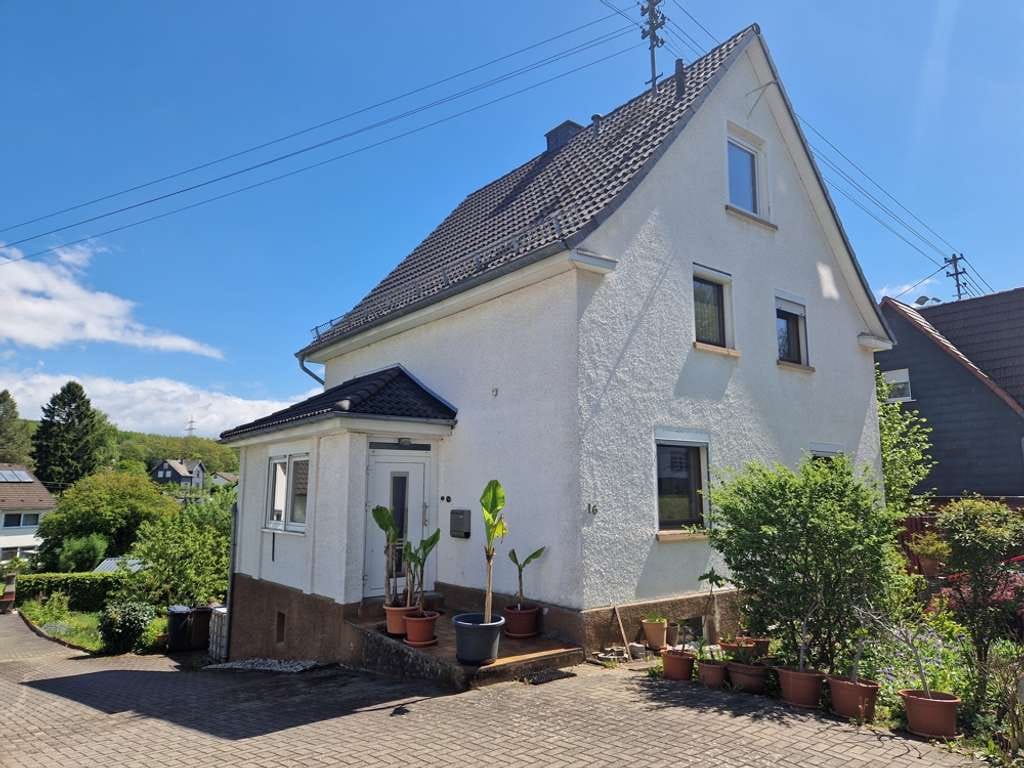 Immobilie in Wilnsdorf - Solides Einfamilienhaus mit schönem Garten in Wilnsdorf-Flammersbach! - Bild 2