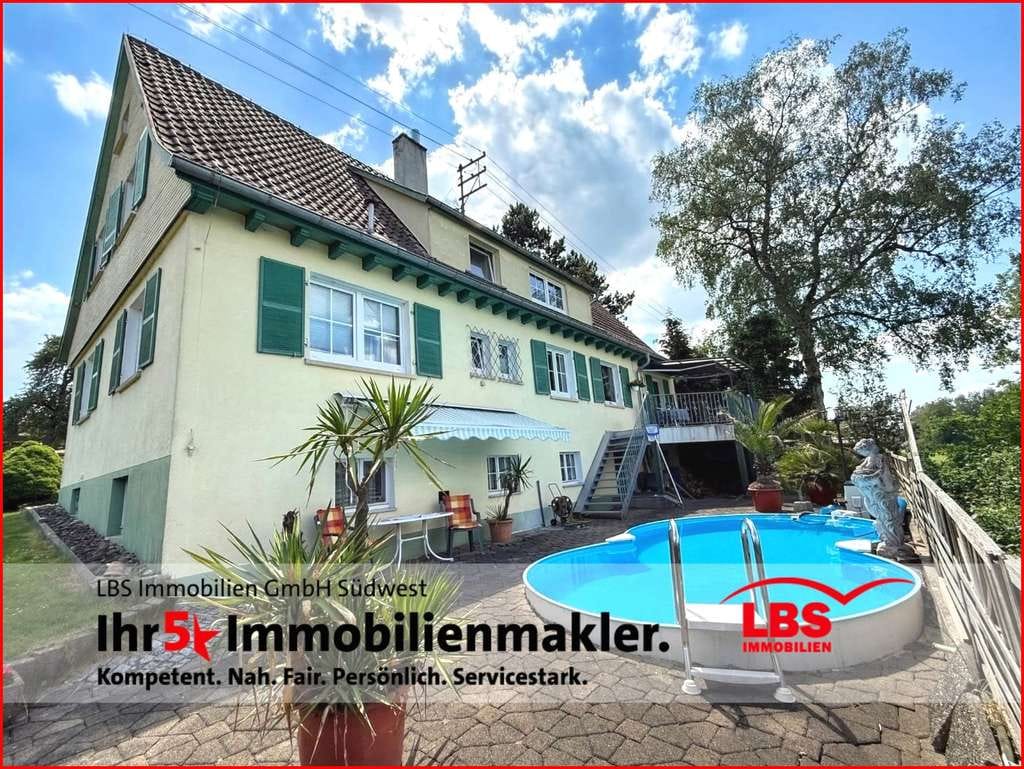Immobilie in Meßkirch - Teilsaniertes Wohnhaus mit Pool, Doppelgarage und ganz viel Charme - Bild 0