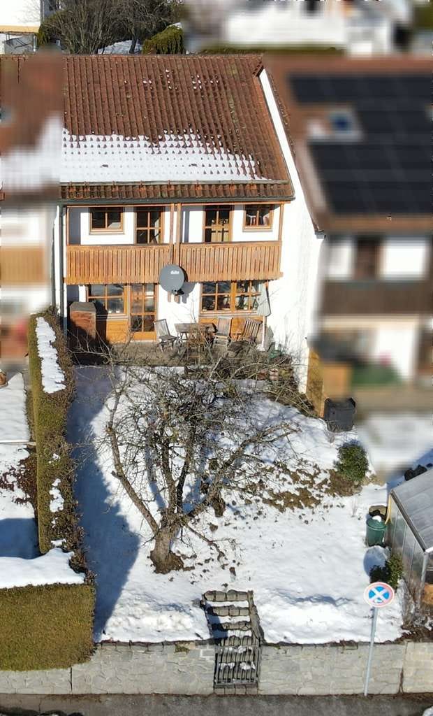 Immobilie in Salzweg - Hier wohnt Ihr Herz!
Tolles, sonniges und bezahlbares Wohlfühlhaus mit Garten, Garage und Aussicht. - Bild 2