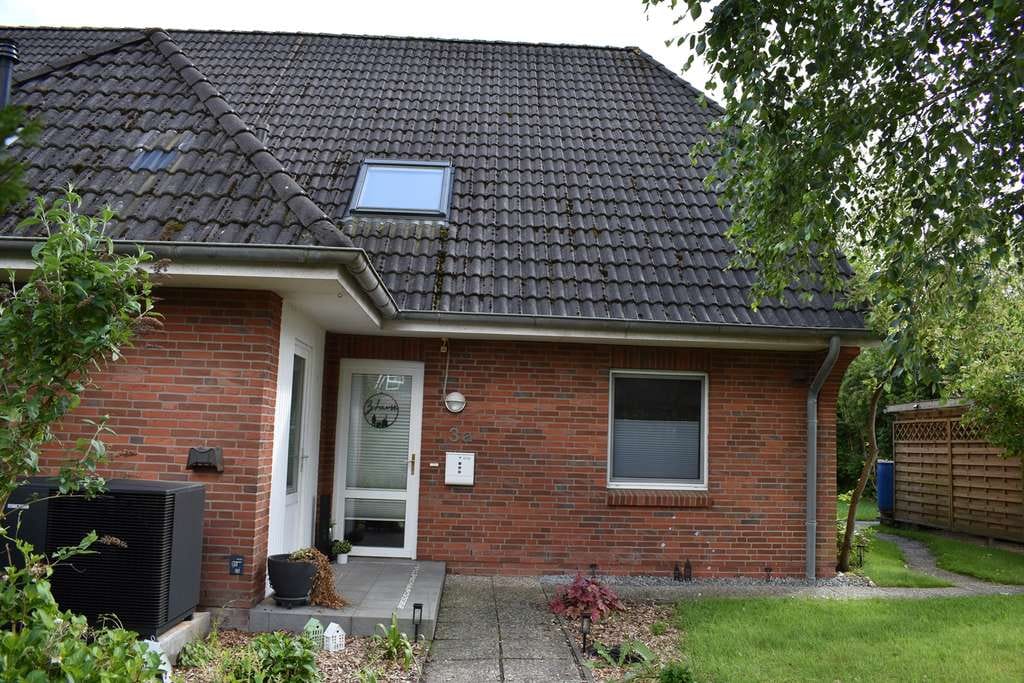 Immobilie in Risum-Lindholm - Gepflegte Doppelhaushälfte in guter Lage – zukunftssicher dank neuer Wärmepumpe - Bild 1