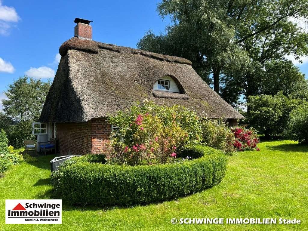 Immobilie in Krummendeich - Reetdachkate mit idyllischem Gartengrundstück und vielseitig verwendbaren Nebengebäude. - Bild 1