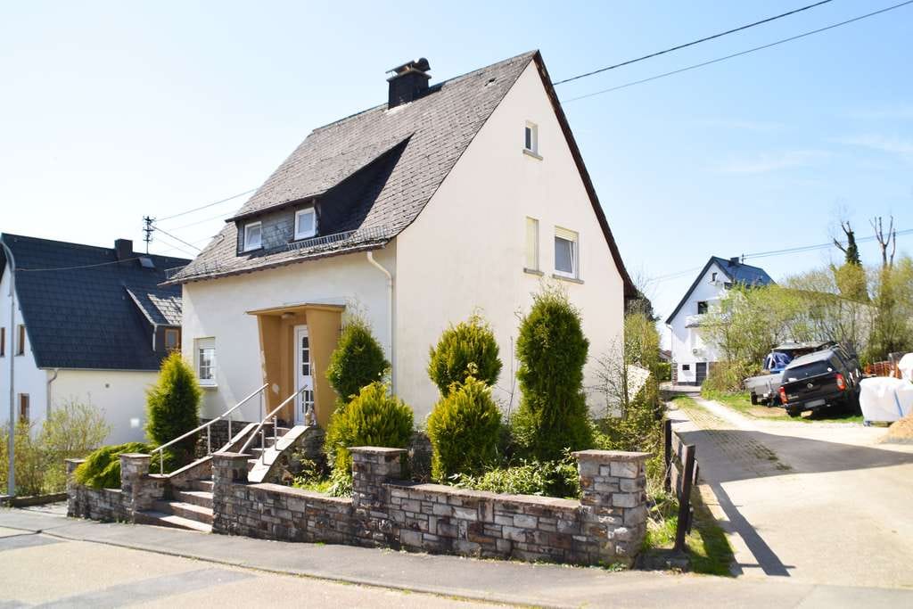 Immobilie in Ransbach-Baumbach - Einfamilienhaus mit großem Grundstück (713 m²) in begehrter Lage von Ransbach-Baumbach! - Bild 1