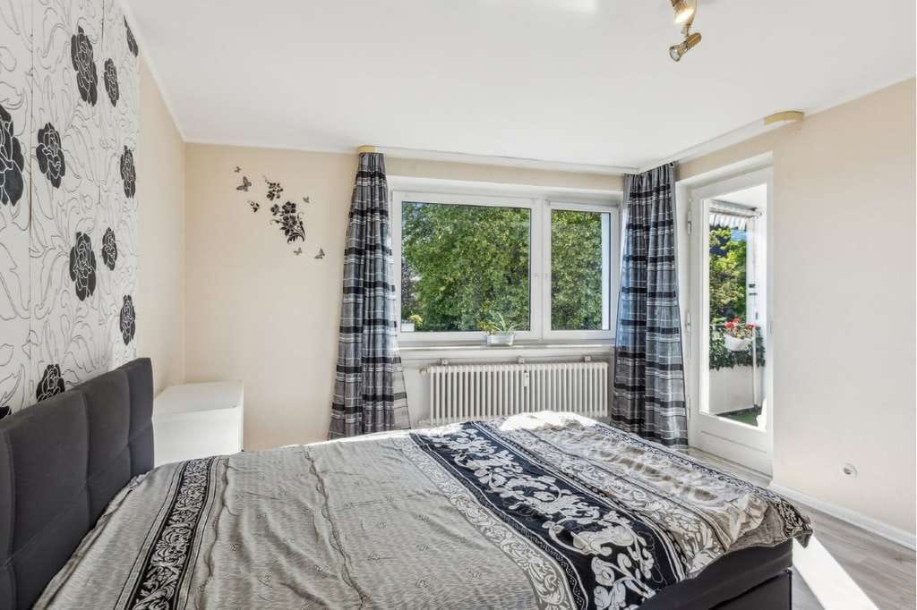 Immobilie in Schwalbach - 2-Zimmer-Eigentumswohnung mit Balkon und klassischem Schnitt - Bild 1