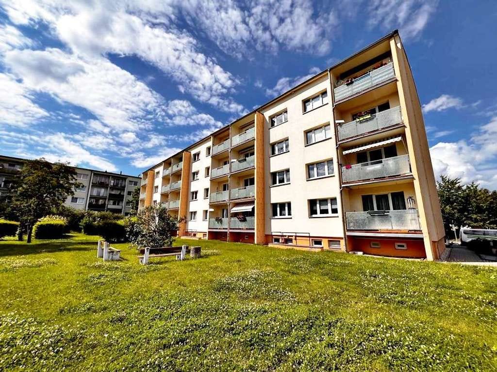 Immobilie in Hohenleuben - "Mit viel Potential - sanierungsbedürftige, vermietete 3-Zimmer-EGWohnung mit Balkon und Stellplatz" - Bild 0