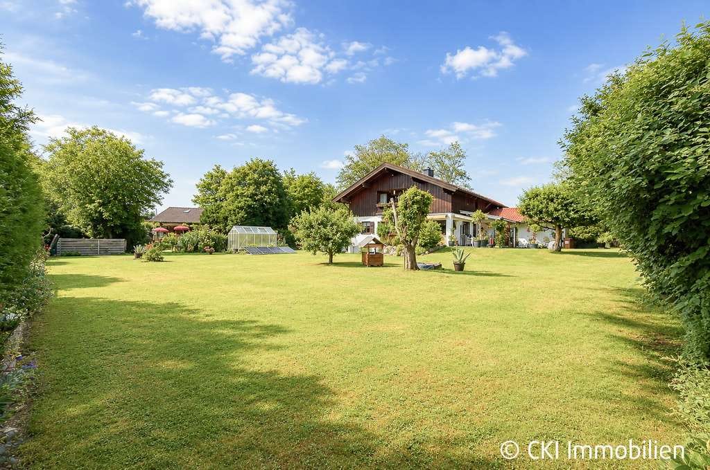 Immobilie in Münsing - Nähe Starnberger See! Wohnhaus mit 2 vermieteten Wohneinheiten auf großem, sonnigen Grundstück - Bild 0