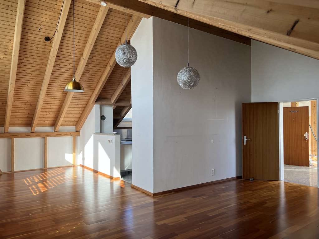 Immobilie in Baindt - Charmante Dachgeschosswohnung mit Fernsicht, Balkon & viel Licht - Bild 3
