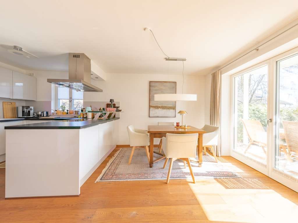 Immobilie in Utting am Ammersee - WOHNEN MIT KOMFORT & STIL: MODERNES REIHENECKHAUS IN SEENAHER RUHELAGE, HOLZHAUSEN - Bild 1