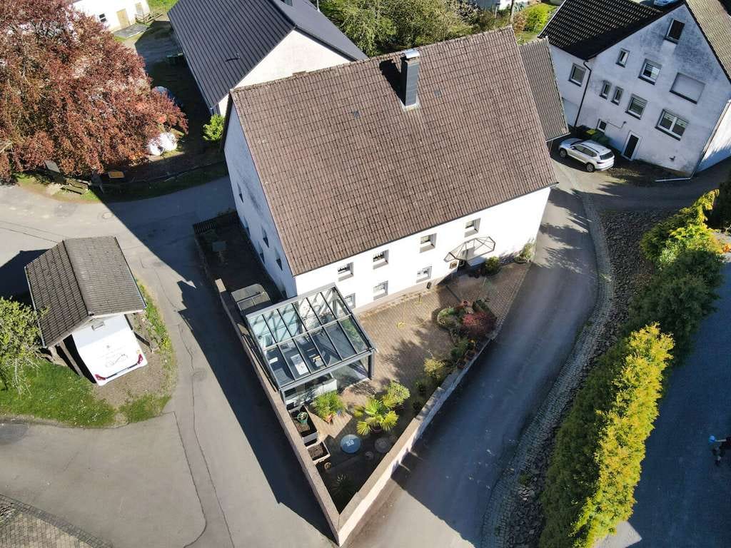 Immobilie in Meinerzhagen - VR IMMO: Saniertes Bauernhaus mit Wohnmobil-Carport – wenig Grundstück, viel Komfort. - Bild 2
