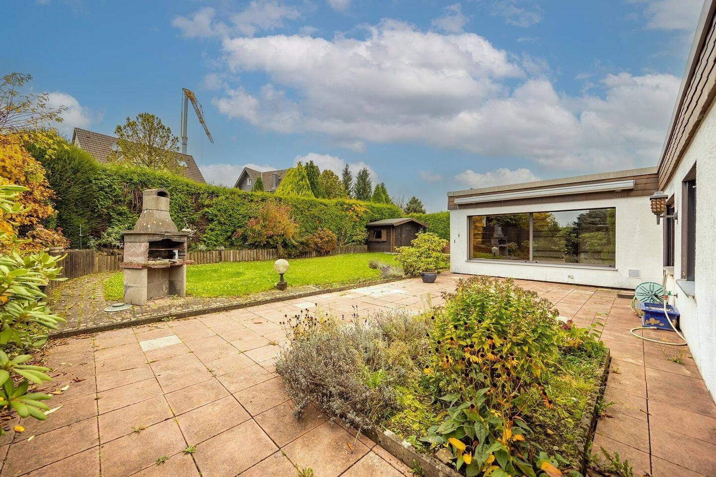 Immobilie in Kierspe - Winkelbungalow mit Einlieger, Doppelgarage, Photovoltaik und schönem Garten - Bild 1