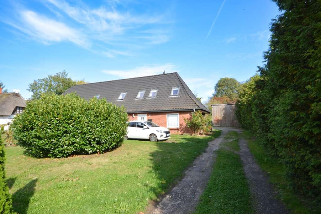 Immobilie in Lensahn - Dreifamilienhaus mit Großgarage, Nebengebäude und großem Grundstück - Bild 1