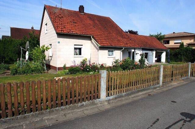 Immobilie in Wallersdorf - Einfamilienhaus mit ebenerdigem Grundstück in ruhiger Wohnlage der Marktgemeinde Wallersdorf - Bild 0