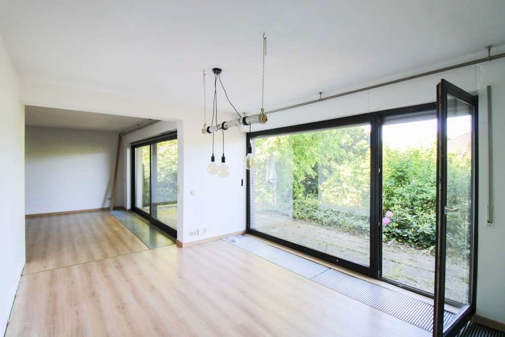 Immobilie in Vechelde - Einfamilienhaus mit großem Grundstück, 5 Garagen & Baupotenzial - Bild 2