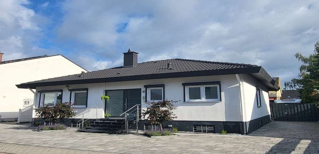 Immobilie in Hanhofen - Gepflegter Bungalow in ruhiger Wohnlage mit schönem Garten - Bild 0