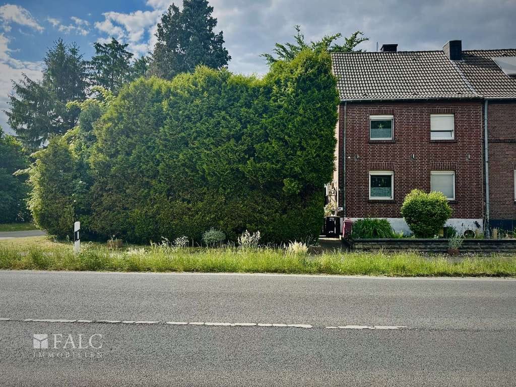 Immobilie in Heinsberg - Doppelhaushälfte mit Einliegerwohnung, Endarbeiten und einem weitläufigen Grundstück - Bild 1