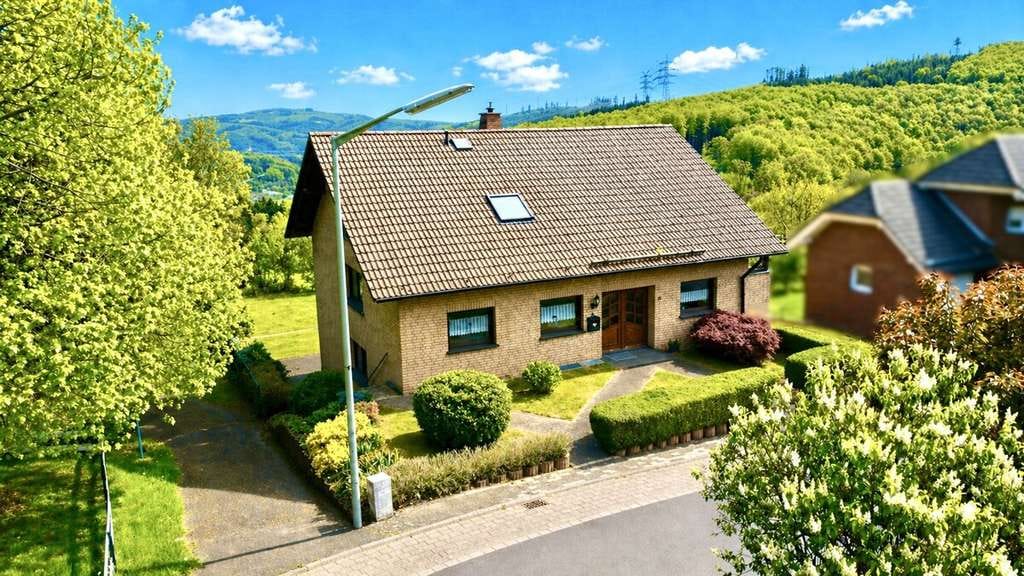 Immobilie in Steineroth - **Charmantes Einfamilienhaus mit sonnigem Garten und Fernblick in idyllischer Lage von Steineroth** - Bild 1