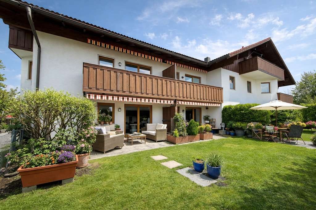 Immobilie in Raubling - Lichtdurchflutete, moderne 4,5 Zi.- Gartenwohnung mit zwei sonnigen Terrassen und großem Garten - Bild 0