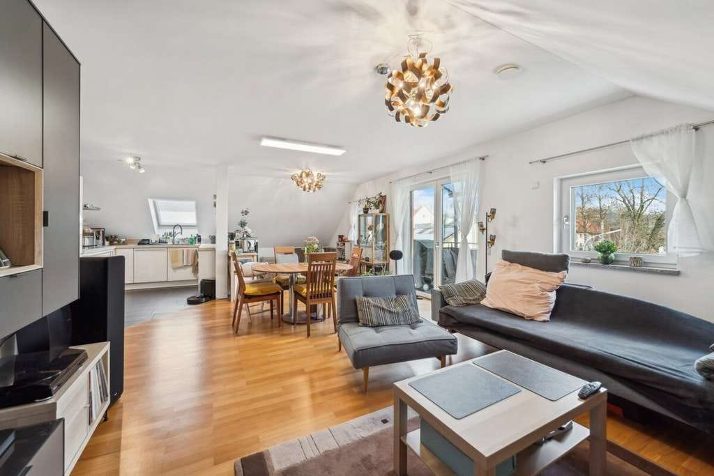 Immobilie in Neuching - Helle 4-Zimmer-Dachgeschosswohnung mit Aufzug, Balkon und zwei Carports in Niederneuching - Bild 0