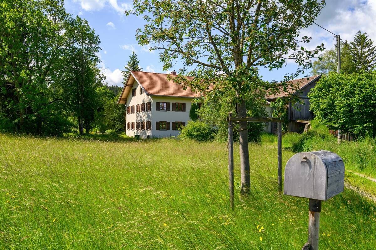 Immobilie in Seeg - Ihr Bauernhaustraum auf dem Land - Authentisch & idyllisch - Bild 0