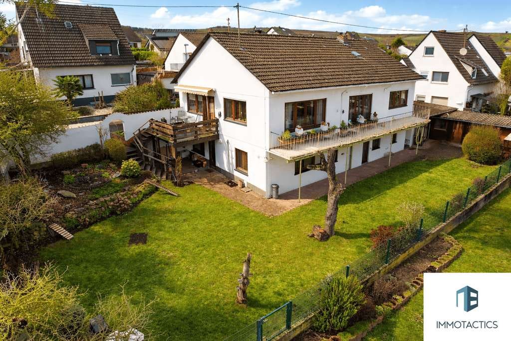 Immobilie in Langenlonsheim - Einfamilienhaus mit zwei Balkonen, Terrasse, Garten, Garage und Werkstatt in Langenlonsheim - Bild 0