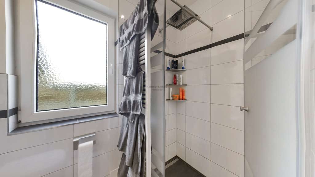 Immobilie in Großbreitenbach - *** Altbau trifft Moderne – Vielseitiges Zuhause für die ganze Familie - Bild 2