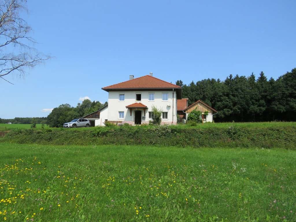 Immobilie in Außernzell - Vierseithofstelle in absolut ruhiger fast Alleinlage mit Aussicht zw. Deggendorf und Passau - Bild 0