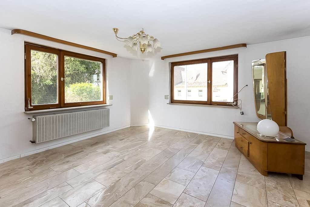 Immobilie in Ebersbach-Musbach - Platz für Familie, Hobby und Handwerk - gepflegtes Wohnhaus mit großen Nebengebäuden - Bild 1