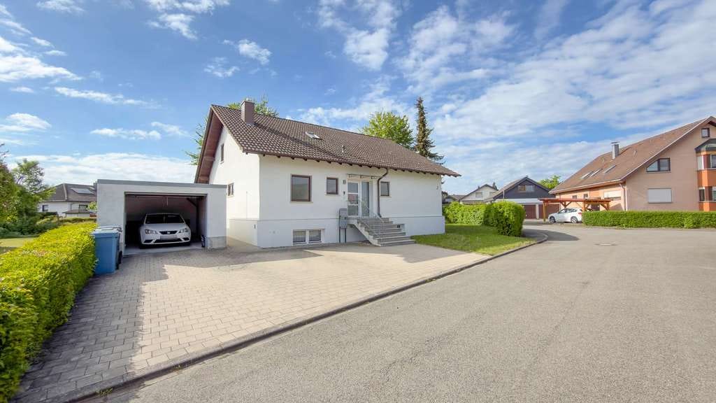Immobilie in Mengen - Familienfreundliches Wohnhaus mit modernisiertem Innenbereich und viel Platz - Bild 0