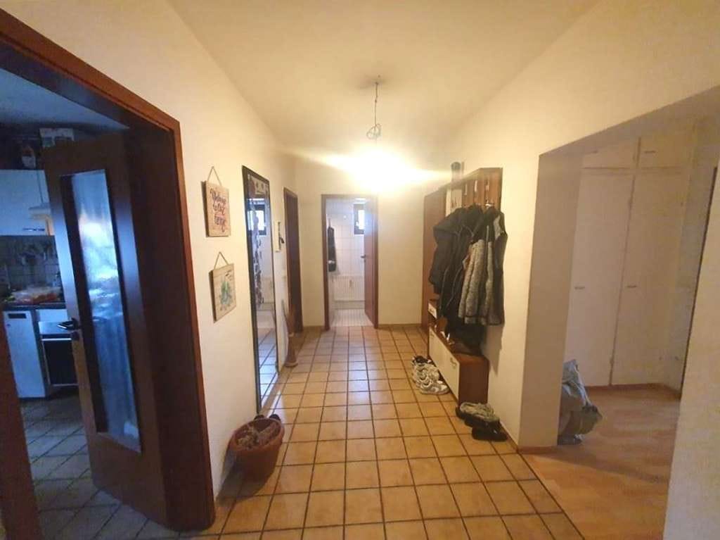 Immobilie in Rheinstetten - Großzügige Eigentumswohnung in gepflegtem 4-Parteienhaus mit 120 m² Wohnkomfort - Bild 1
