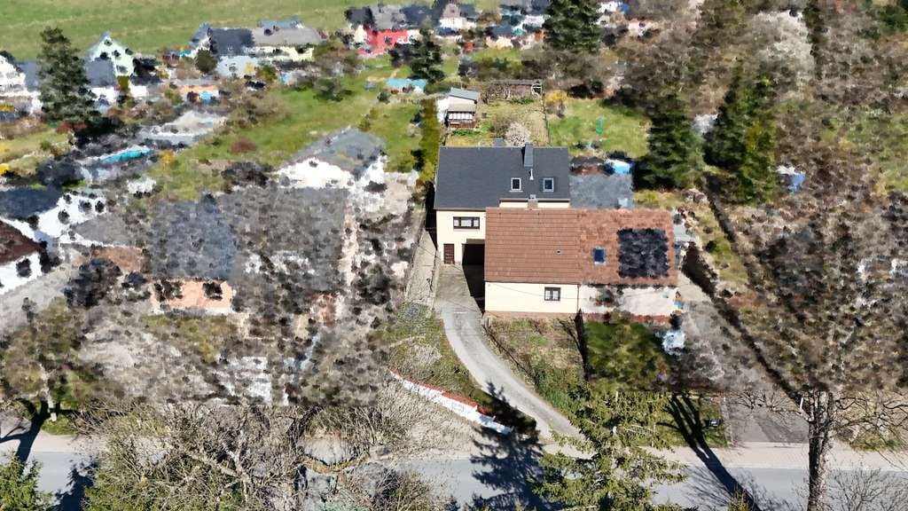 Immobilie in Lauter-Bernsbach - Zwei Häuser zum Preis von einem? Interessante Immobilie mit schönem Grundstück in Lauter-Bernsbach - Bild 4