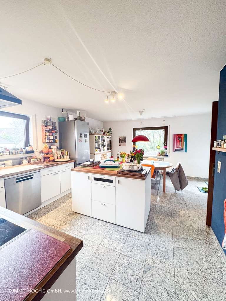 Immobilie in Allmersbach im Tal - Geräumige 6-Zimmer-Wohnung mit Garten, Terrasse, Garage und Einliegerwohnung - Bild 1
